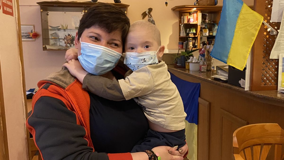 Pečuje o syna s leukemií, kvůli změně dávek ale zůstala Ukrajinka bez peněz